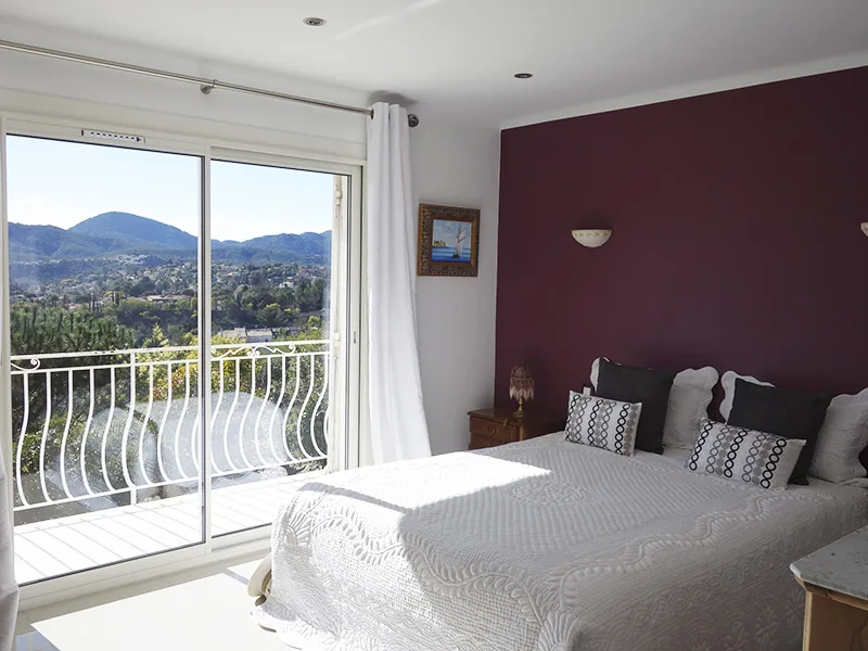 Chambre avec balcon et vue sur les collines
