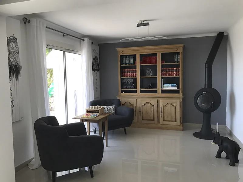 Salon cosy avec poêle à bois