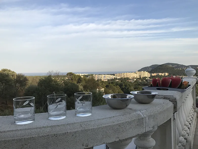 Apéritif sur la terrasse au coucher du soleil