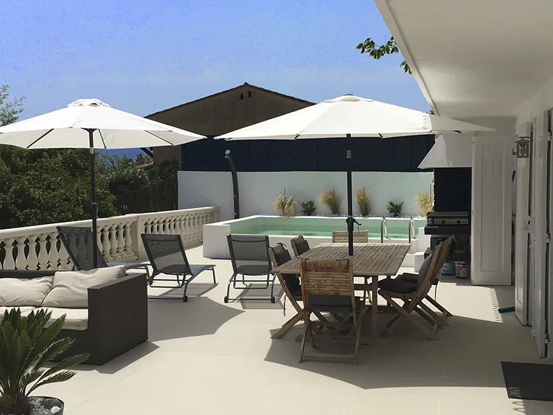 Terrasse et piscine de la Villa La Riviera
